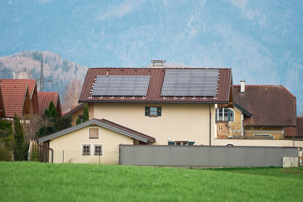 Photovoltaikanlage auf Einfamilienhaus zur nachhaltigen Stromerzeugung mit Finanzierung durch EVIM Finanz